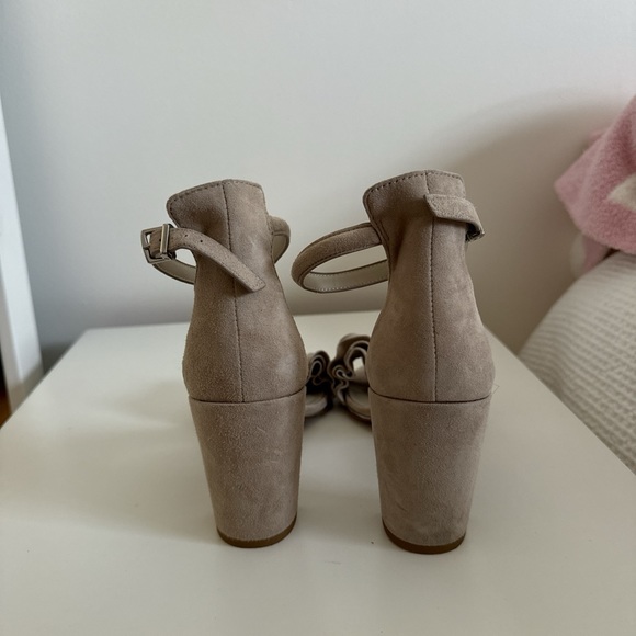 Kenneth Cole Ruffle Heel - Picture 4 of 4